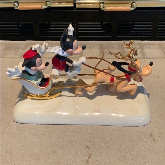 Lenox  Mickeys Snowy Romance    Amazing!! - Picture 1 of 4